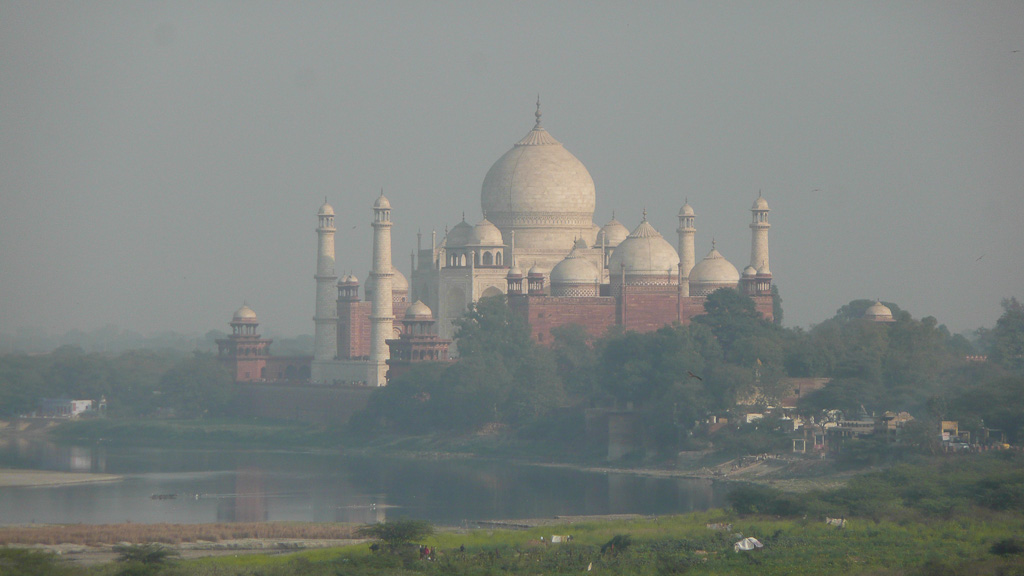 Agra le Taj Mahal vu du fort rouge