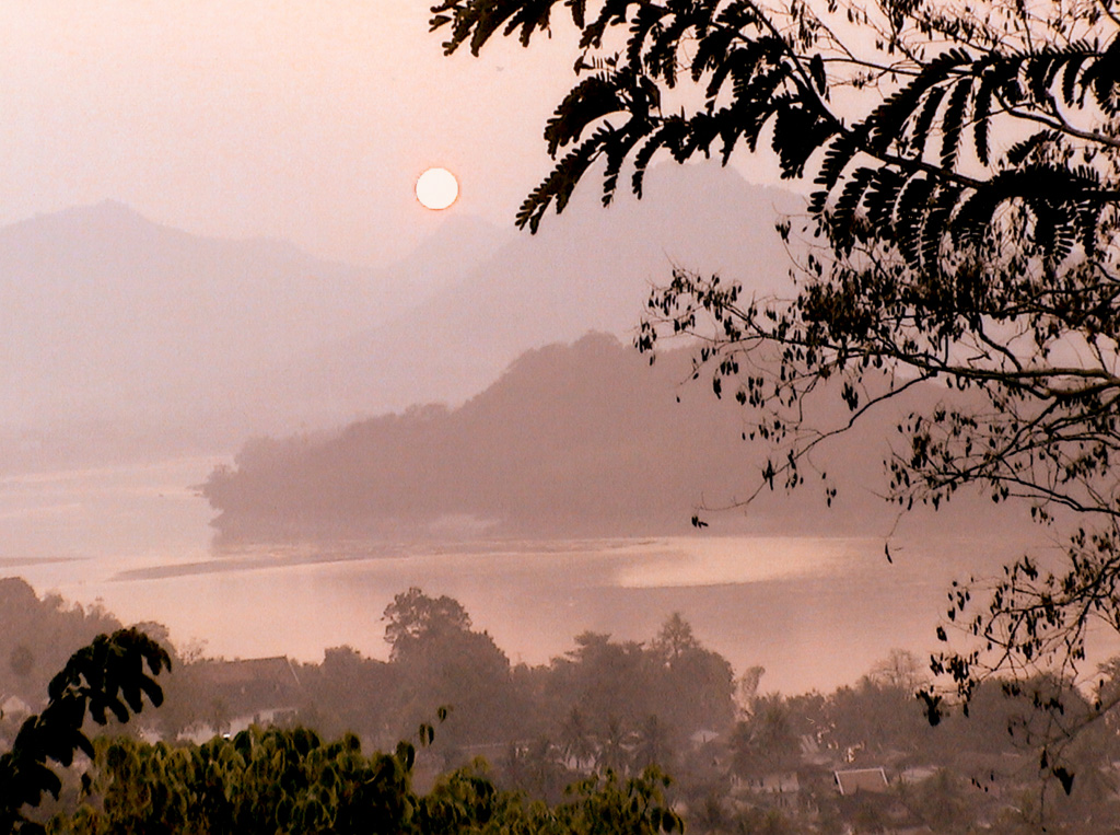 Laos /Cambodge Laos coucher de soleil sur le Mékong