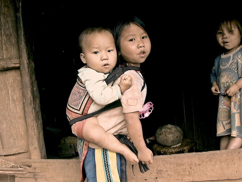 Laos /Cambodge -Laos femme et enfant Hmong.