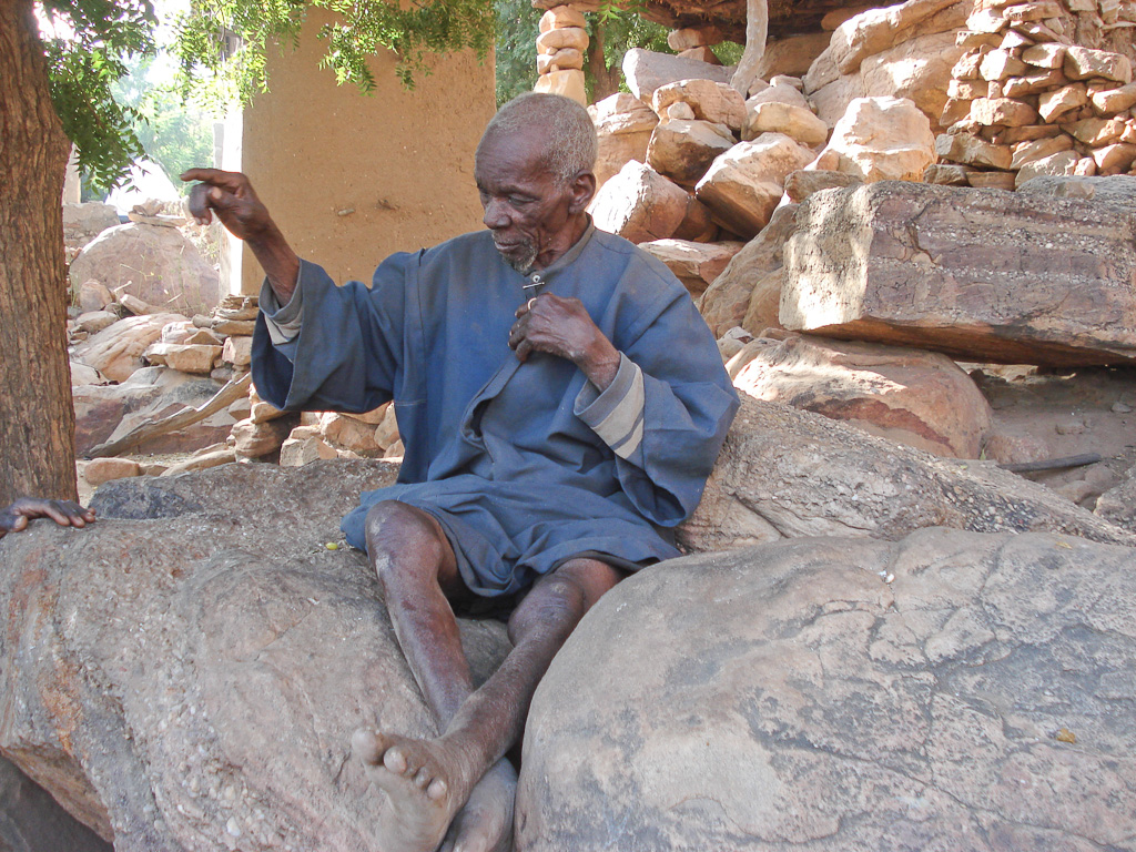 le doyen du village , le papa d'Abdou , il a 101 ans ...