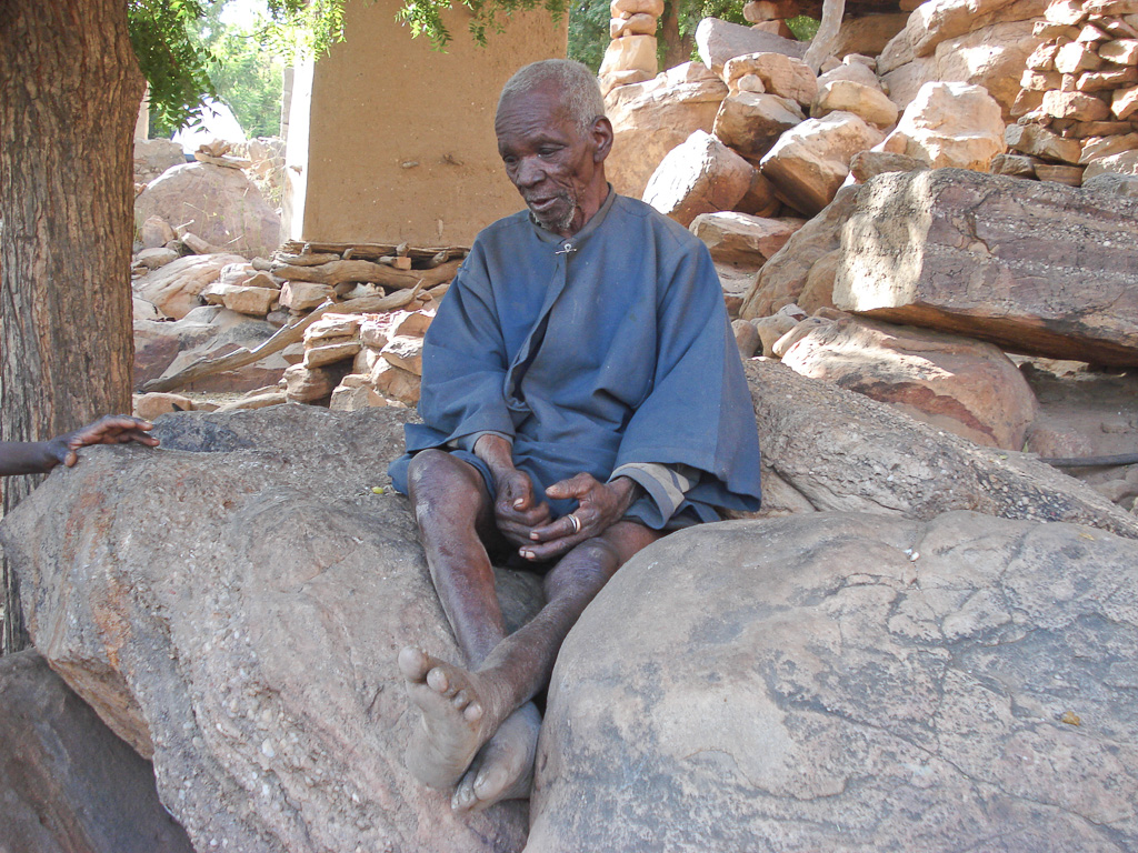 le doyen du village , le papa d'Abdou , il a 101 ans ...
