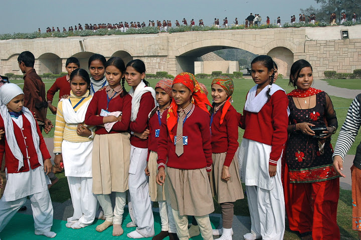 2011 12 03 Dehli mémorial Gandhi écoliers.