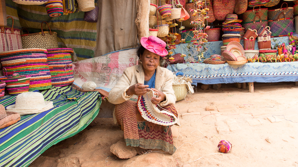 Madagascar vendeuse d'artisanat local