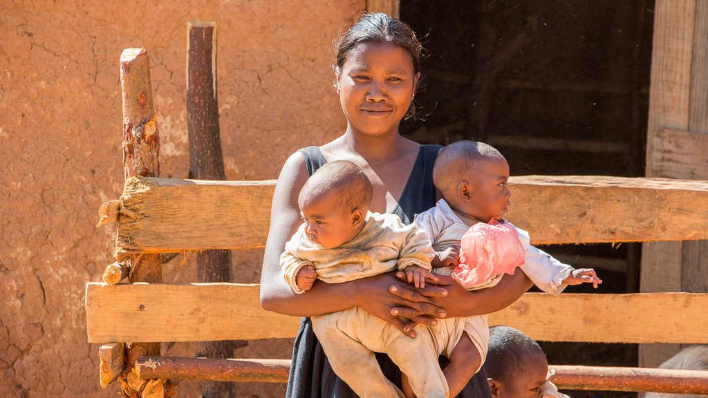 Madagascar Manandona femme avec bébés