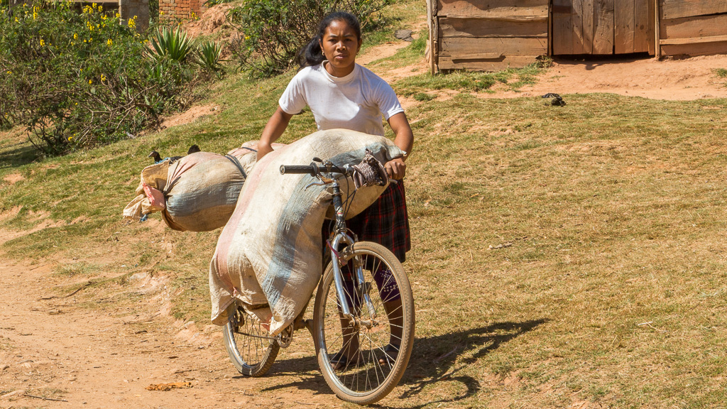 Madagascar Manandona femme avec vélo chargé