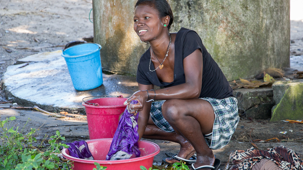 Madagascar femme à la lessive