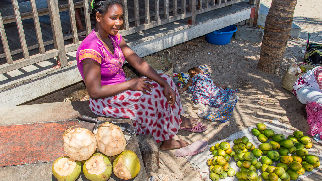 Madagascar vendeuse de noix de coco
