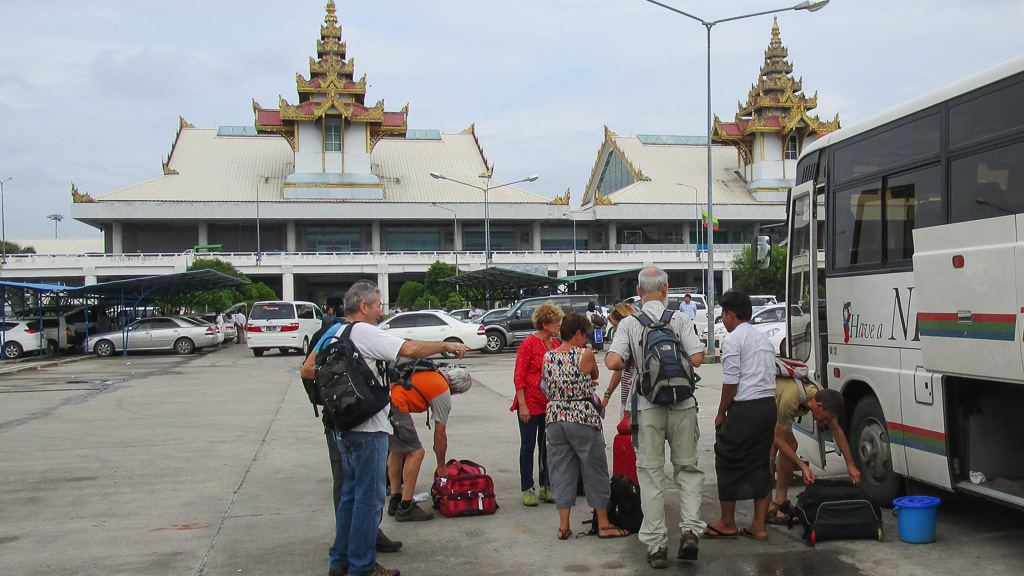Mandalay airport arrivée