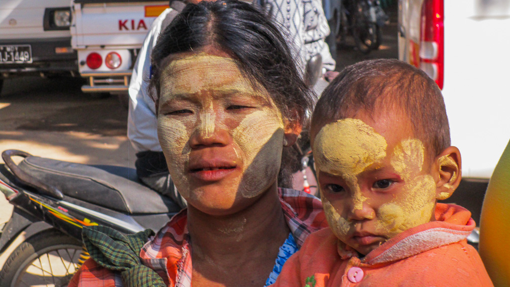 Bagan le marché femme et enfant avec Thanaka
