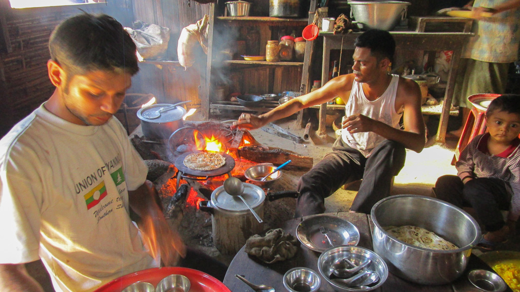 Kalaw le Trek le resto Népalais cuisson des chapatis