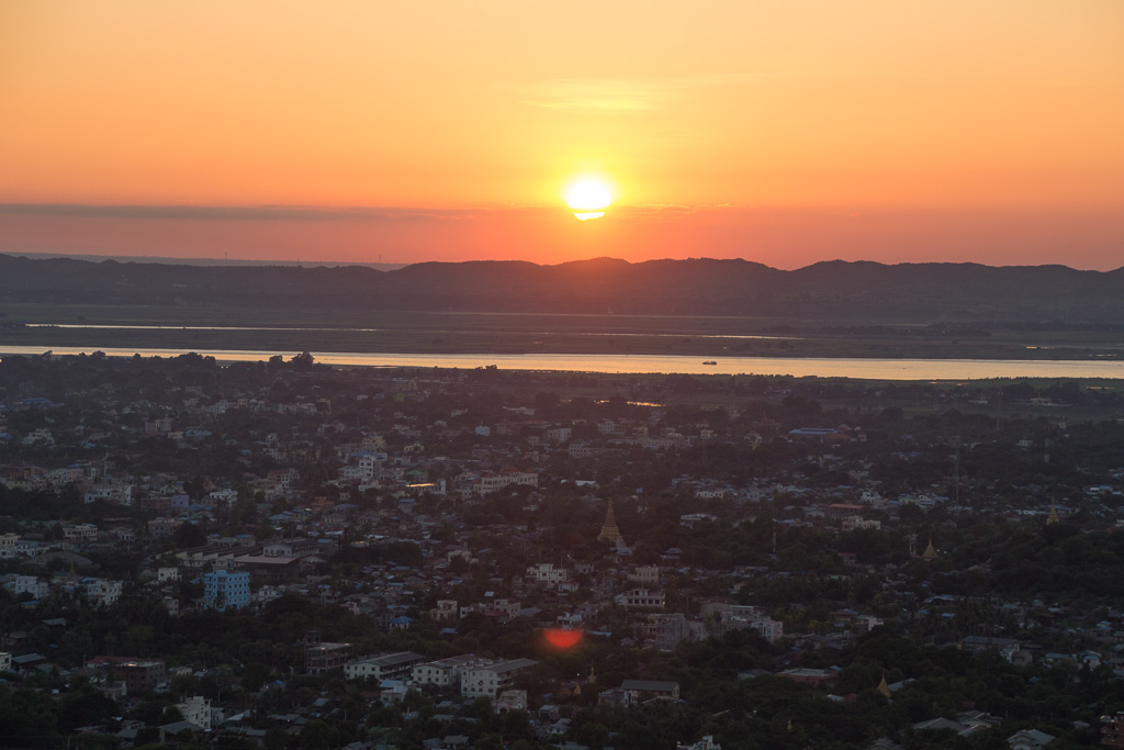 Mandalay coucher de soleil du haut de la colline