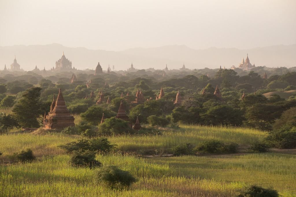 Bagan coucher de soleil depuis le temple Pyathada